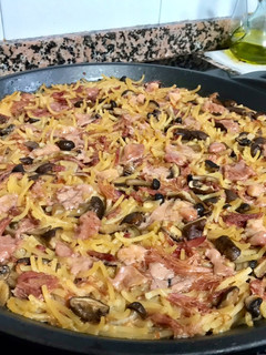 Una foto de Fideuá de pato, foie y setas variadas (al horno)