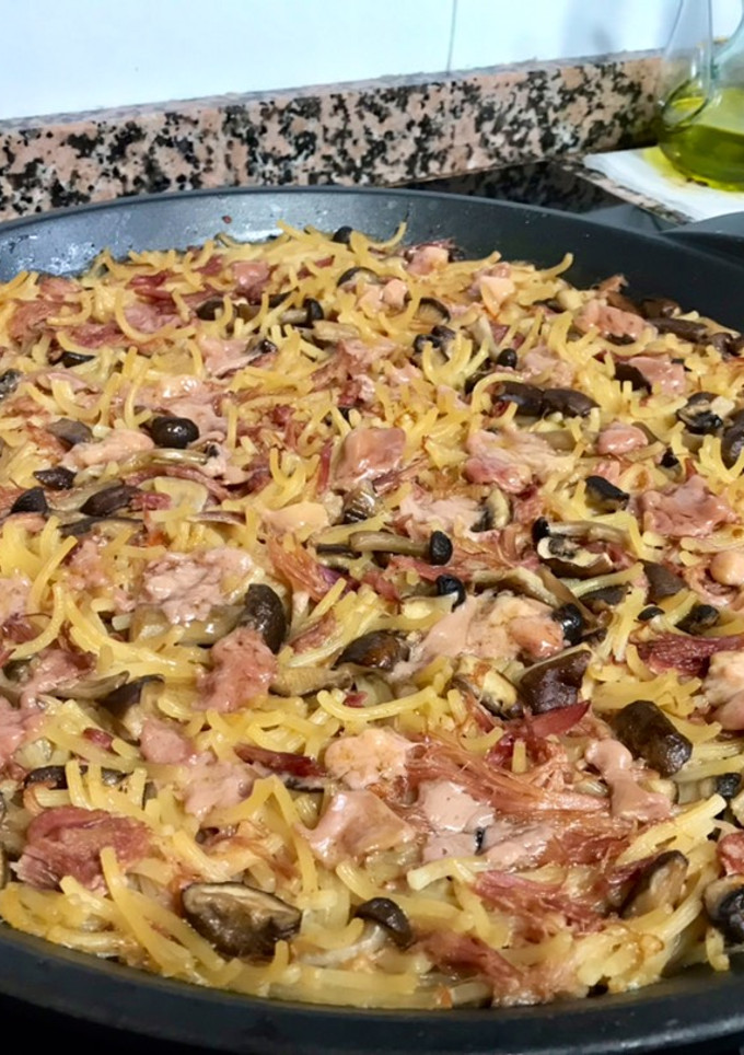 Una foto de Fideuá de pato, foie y setas variadas (al horno)