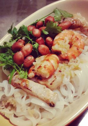 A picture of Vietnamese Noodle Salad with Shrimp and Pork (Phở Trộn Tôm Thịt).