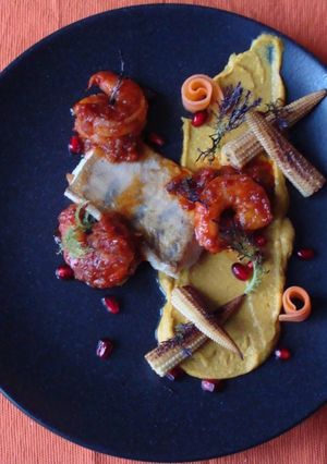 Süllő filé csípős curry-s kukoricakrémmel, bébikukoricával, gránátalmával és rákpörkölttel recept fotója
