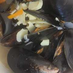 A picture of Sopa de choritos.