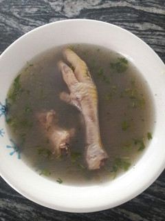Una foto de Sopa de menudencia de pollo con plátano verde y arroz