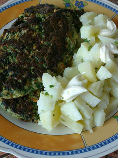 Una foto de Tortilla espinaca y atún con papas mayo