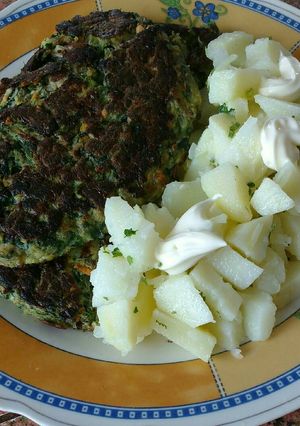 Una foto de Tortilla espinaca y atún con papas mayo