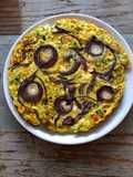 Frittata aux courgettes, chèvre et oignons rouges