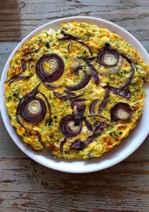 Une photo de Frittata aux courgettes, chèvre et oignons rouges