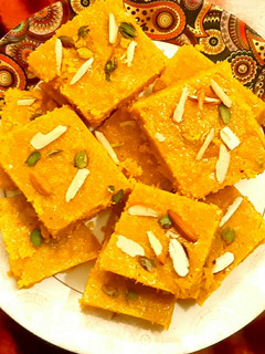 सूजी की बर्फी (Suji ki barfi recipe in Hindi) रेसिपी मुख्य फोटो