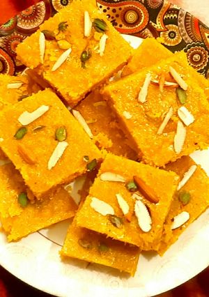 सूजी की बर्फी (Suji ki barfi recipe in Hindi) रेसिपी मुख्य फोटो