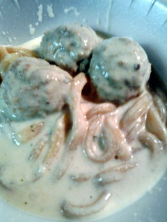 A picture of Udon noddles with meatballs.