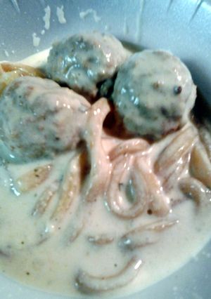 A picture of Udon noddles with meatballs.