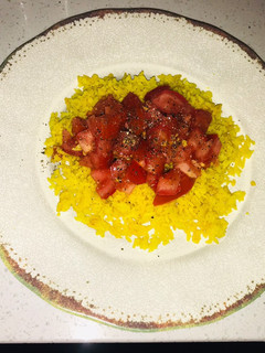 Una foto de Arroz amarillo con tomate