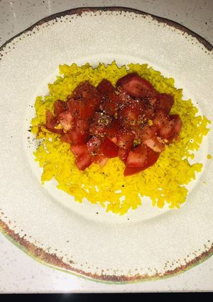 Una foto de Arroz amarillo con tomate