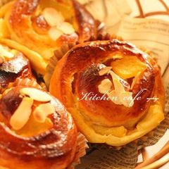 A picture of Apple Custard Rolls.