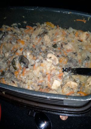 A picture of Crockpot chicken rice and vegetables.