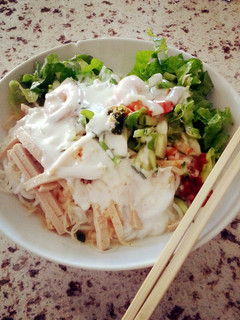 A picture of Vietnamese Noodle salad (bun tam bi).