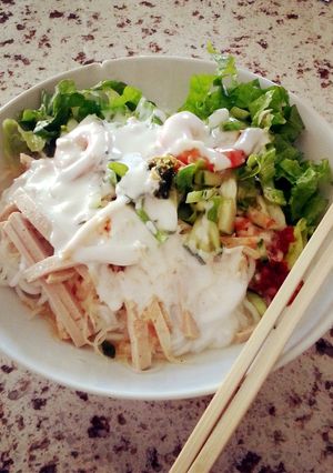 A picture of Vietnamese Noodle salad (bun tam bi).