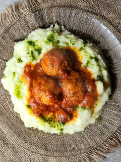 Una foto de 🧆Albóndigas de pollo en salsa con puré a la reina 🧆