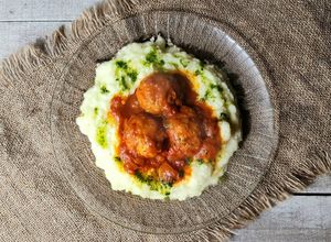 Una foto de 🧆Albóndigas de pollo en salsa con puré a la reina 🧆