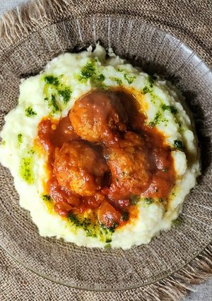 Una foto de 🧆Albóndigas de pollo en salsa con puré a la reina 🧆