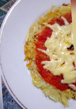 Una foto de Pizza con base de papa rallada