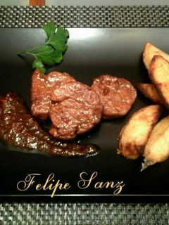 Una foto de Solomillo de cerdo ibérico en salsa de frutos rojos y Pedro Ximénez