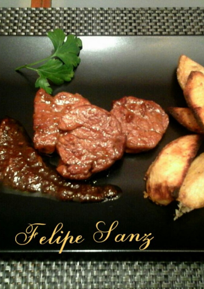 Una foto de Solomillo de cerdo ibérico en salsa de frutos rojos y Pedro Ximénez