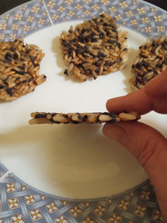 Una foto de Crackers de arroz y sésamo sin gluten y vegan en microondas