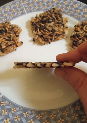Una foto de Crackers de arroz y sésamo sin gluten y vegan en microondas