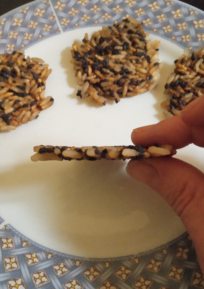 Una foto de Crackers de arroz y sésamo sin gluten y vegan en microondas