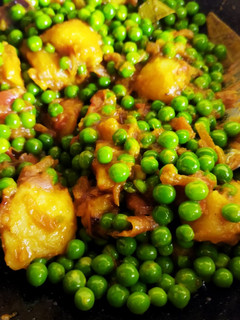 आलू मटर की सूखी सब्जी (aloo matar ki sukhi sabzi recipe in Hindi) रेसिपी मुख्य फोटो