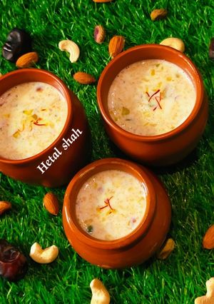 ખજૂર ડ્રાયફ્રુટ મિલ્ક (Khajoor Dryfruit Milk Recipe In Gujarati) રેસીપી મુખ્ય ફોટો