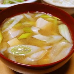 A picture of Miso Soup with Tofu and Leeks.