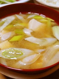 A picture of Miso Soup with Tofu and Leeks.