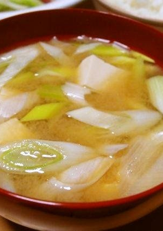 A picture of Miso Soup with Tofu and Leeks.
