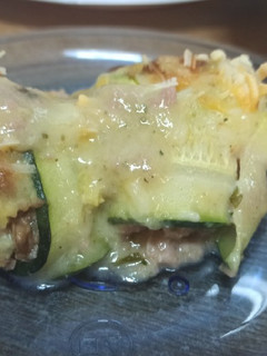 Una foto de Rollitos de calabacín rellenos de jamón de york y champiñones