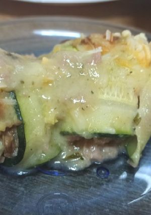 Una foto de Rollitos de calabacín rellenos de jamón de york y champiñones