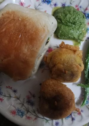 वडापाव(Vada pav recipe in Hindi) रेसिपी मुख्य फोटो