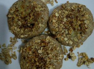 Una foto de Muffins de salvado de trigo con semillas de sésamo y granola