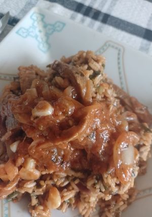 Una foto de Improvisado vegano de arroz y seitán