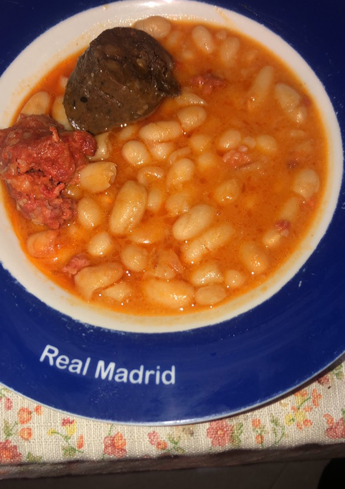 Una foto de Habichuelas con chorizo y morcilla