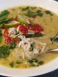 தாய் கிரீன் சிக்கன் நூடுல்ஸ் சூப் (Thai green chicken noodle soup recipe) செய்முறை முக்கிய புகைப்படம்