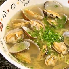 A picture of Shio Ramen with Clams.
