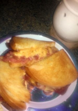 A picture of Oooey gooey Ruben.