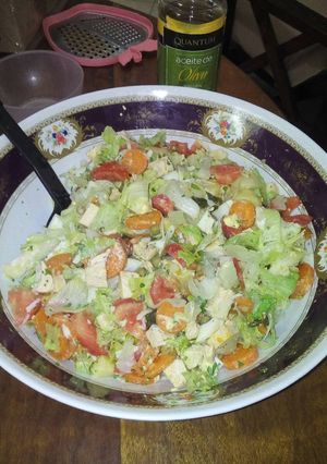Una foto de Ensalada mixta con pollo