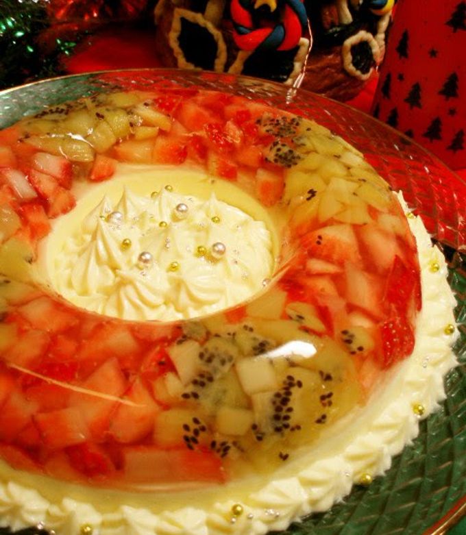 A picture of Colourful No-bake Cheesecake for Christmas.