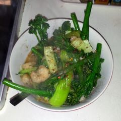 A picture of Wok-fried prawns with broccoli and bok choy.