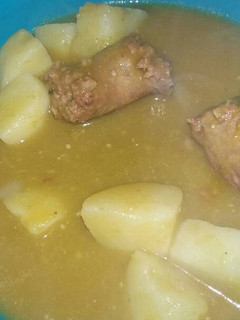 Una foto de Longaniza en salsa verde con papas