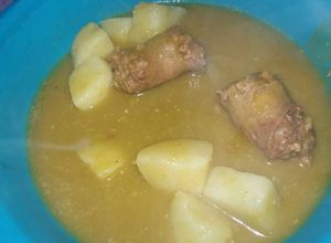 Una foto de Longaniza en salsa verde con papas
