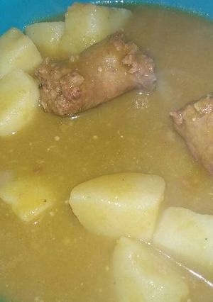 Una foto de Longaniza en salsa verde con papas