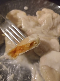 Una foto de Sorrentinos rellenos de zapallo con cebolla y "falsa salsa blanc